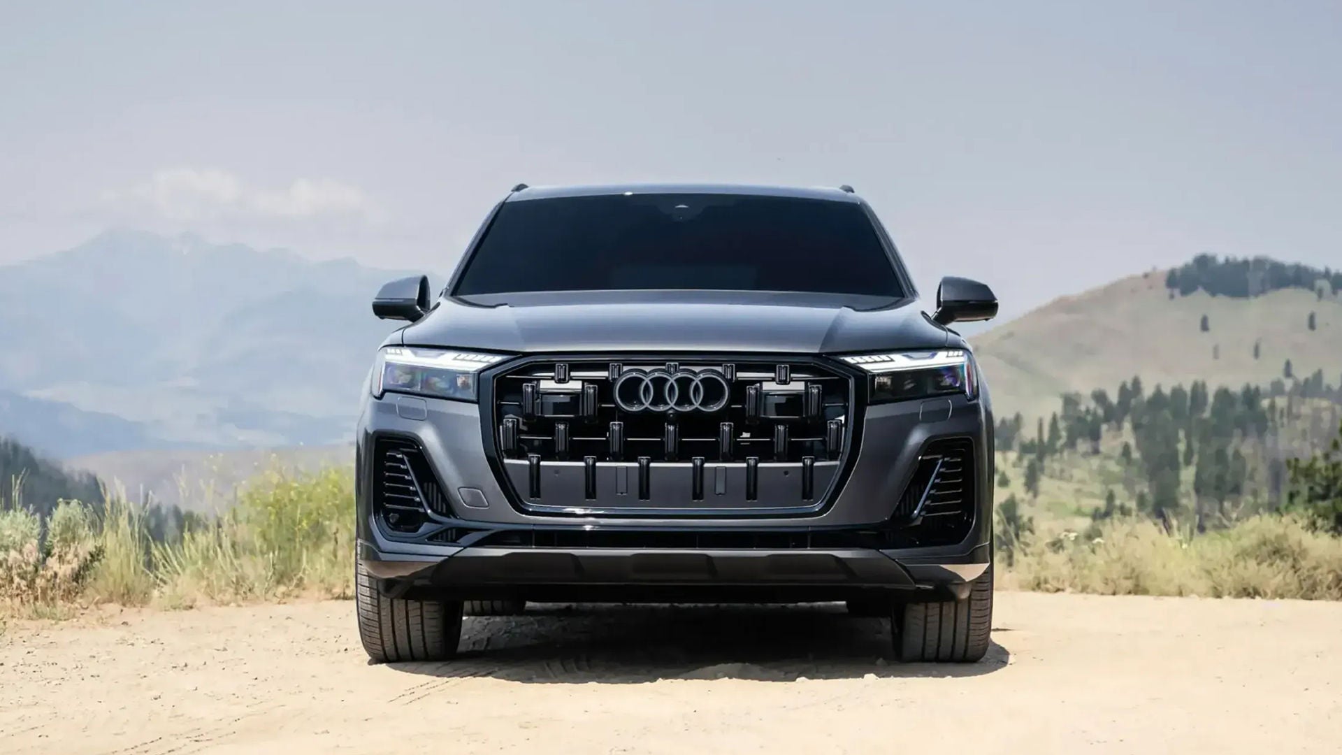 Front profile view of an Audi Q7 parked.